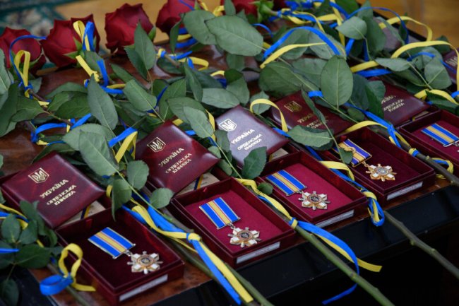 У Луцьку рідним загиблих Героїв вручили їхні нагороди