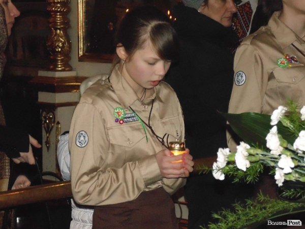 Пластуни передали Вифлиємський вогонь православній громаді Луцька. ФОТО. ВІДЕО