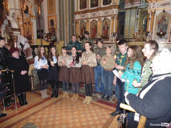 Пластуни передали Вифлиємський вогонь православній громаді Луцька. ФОТО. ВІДЕО