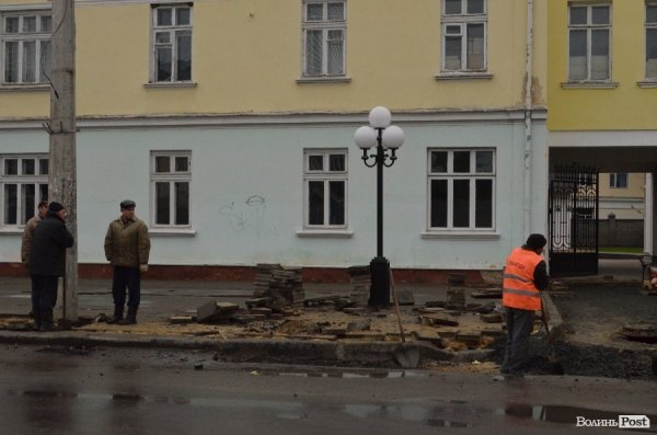 У центрі Луцька зносять стовпи