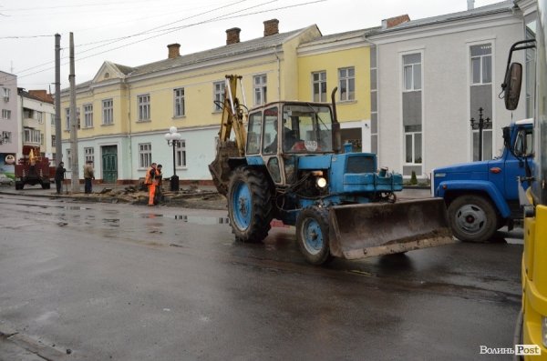 Бетонний стовп біля залізної опори мають знести