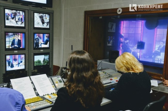 Студія та апаратна: дві частини одного цілого. Їхня злагоджена робота дає змогу ток-шоу виходити онлайн