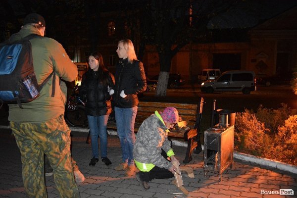 У Луцьку під міськраду знесли шини. Під виборчим округом - десятки активістів. ВІДЕО. ФОТО