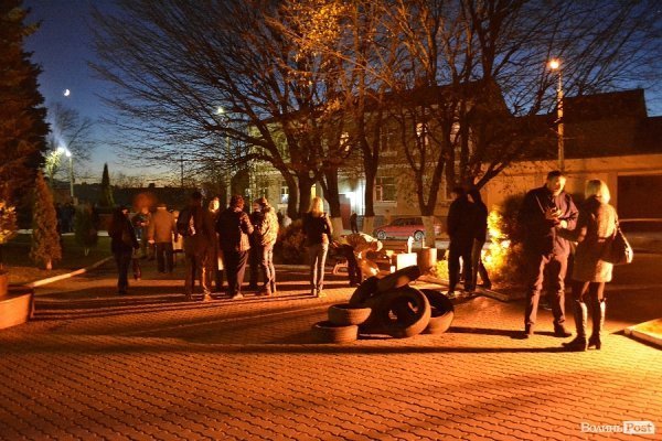 У Луцьку під міськраду знесли шини. Під виборчим округом - десятки активістів. ВІДЕО. ФОТО