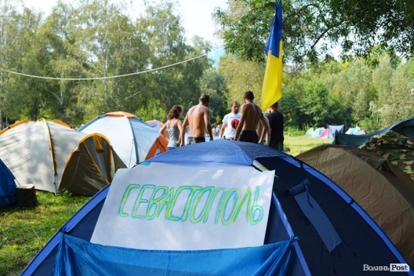 Очевидно, Севастополь спав, позаяк ВолиньPost обшукався мешканця цього намету