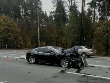 Під Києвом Tesla влетіла у Skoda. ФОТО