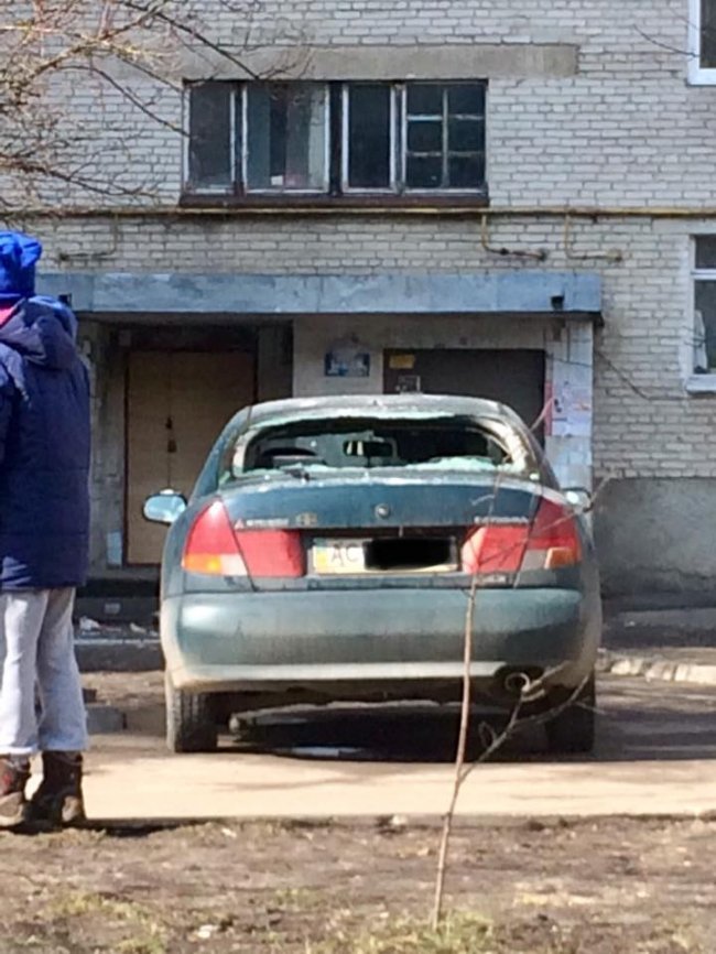 У Ковелі з вікна викинули посуд і він потрощив припарковані авто. ФОТО