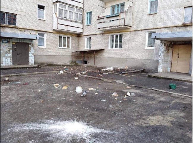 У Ковелі з вікна викинули посуд і він потрощив припарковані авто. ФОТО