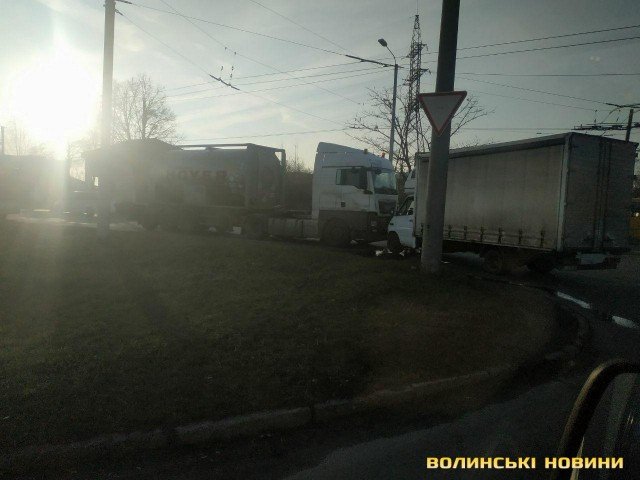 У Луцьку біля заводу зіткнулися дві вантажівки.  ФОТО