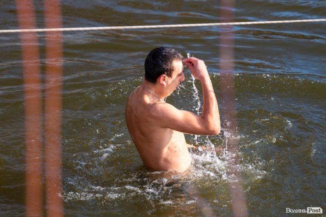 Як лучани пірнали в крижану купіль Стиру. ФОТО. ВІДЕО