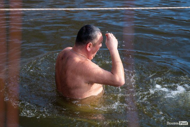 Як лучани пірнали в крижану купіль Стиру. ФОТО. ВІДЕО
