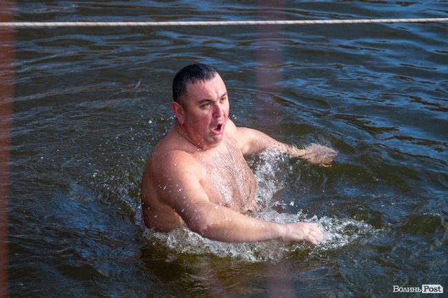 Як лучани пірнали в крижану купіль Стиру. ФОТО. ВІДЕО