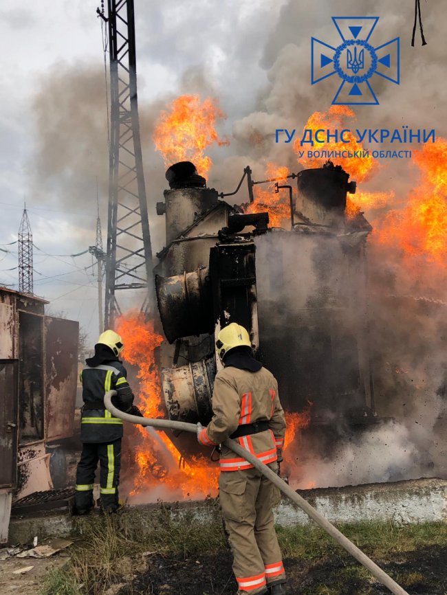 Рятувальники оприлюднили фото із ліквідації пожеж після влучань ракет у Луцьку і Ковелі