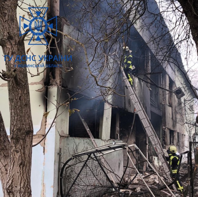 Рятувальники оприлюднили фото із ліквідації пожеж після влучань ракет у Луцьку і Ковелі