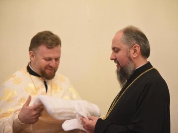 Бабуся з Волині зв'язала шарф та рукавиці для митрополита Епіфанія