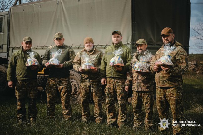 Великодня радість довжиною в тисячу кілометрів: волинським бійцям передали пасхальні набори 