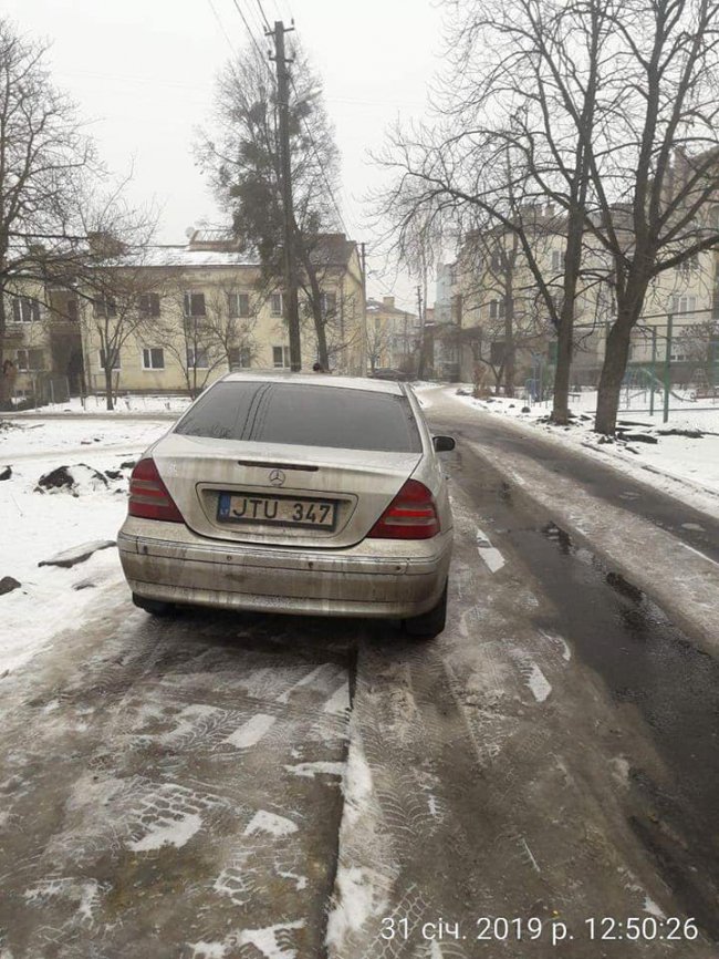 У Луцьку муніципали покарали протоколом автохама-адвоката. ФОТО