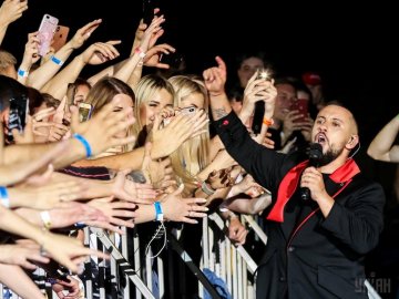 Співак з Луцька MONATIK розповів про освідчення під час його концертів 