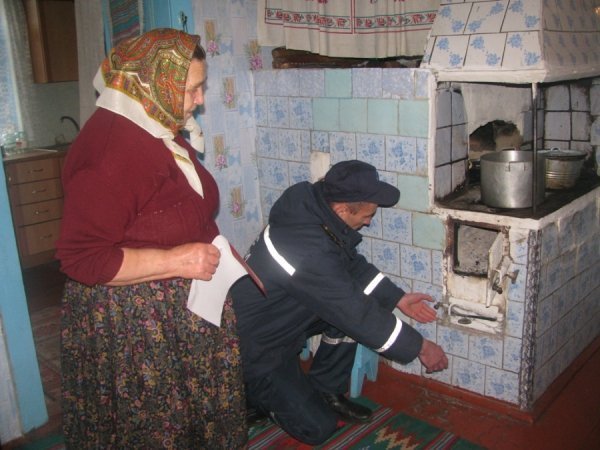 Що роблять пожежники, аби люди не поспалювали собі хат. ФОТО