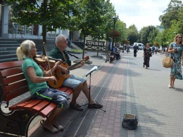 «У мене мало бути велике майбутнє»: історії вуличних музикантів, які грають на Лесі Українки. ВІДЕО  
