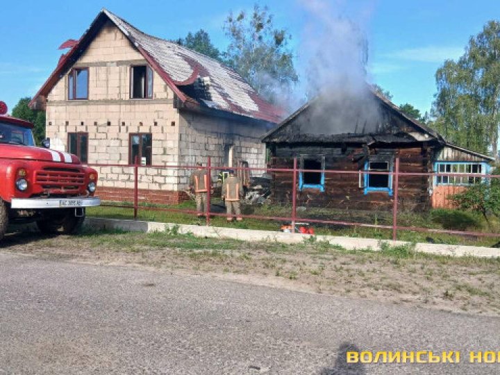 П'ятеро дітей без даху над головою: на Волині у багатодітно родини згоріли два будинки