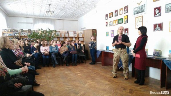 Воїни та янголи: волинський айдарівець презентував виставку картин