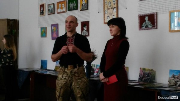 Воїни та янголи: волинський айдарівець презентував виставку картин