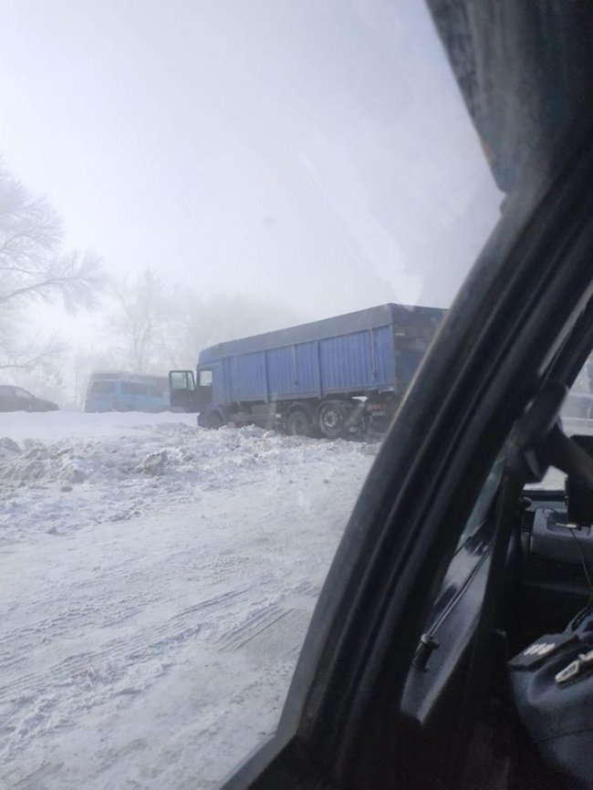 Через негоду зіткнулись близько десяти автомобілів: постраждалих немає