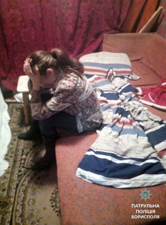 П’яна мати вигнала 3-річну дитину без одягу на мороз. ФОТО