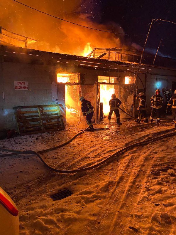 У Луцьку горів склад поруч  із супермаркетом «Сільпо»