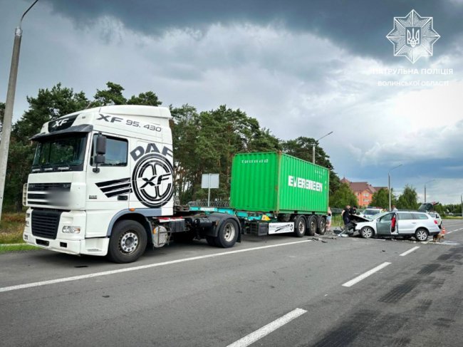 Заснув за кермом: на Волині водій в'їхав у напівпричіп припаркованої вантажівки. ФОТО