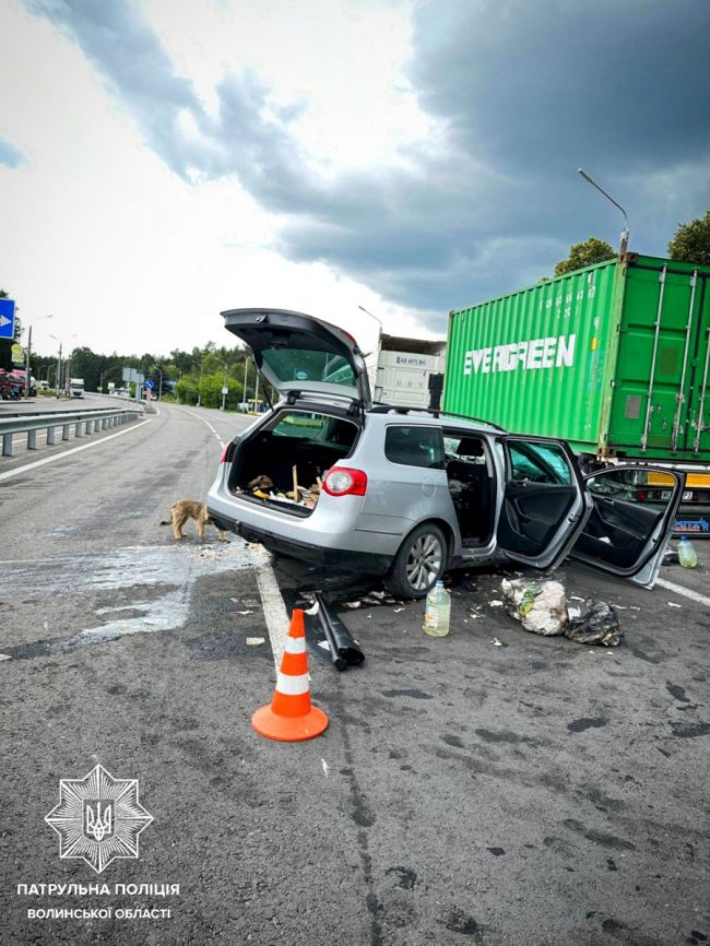 Заснув за кермом: на Волині водій в'їхав у напівпричіп припаркованої вантажівки. ФОТО