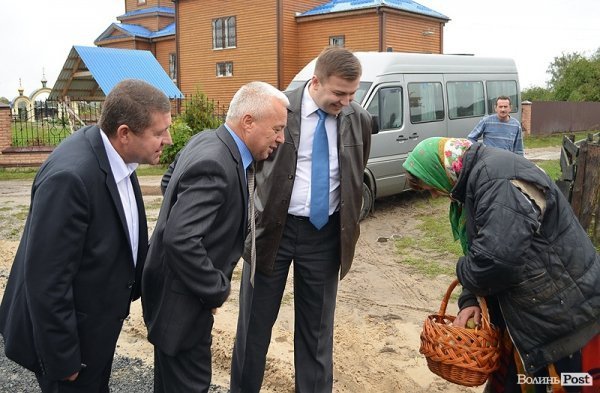 місцева мешканка хвалиться грибами і дякує за нову дорогу