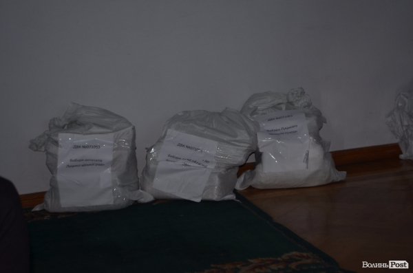 У Луцьку продовжують опрацьовувати протоколи з дільниць. ФОТО