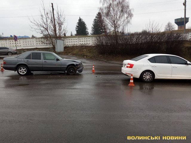 Аварія у Луцьку:  зіткнулися Skoda та Mercedes. ФОТО