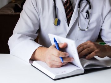 З наступного місяця сімейним лікарям підвищать зарплату