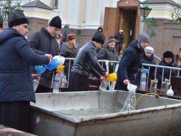 Христос хрещається: як у Луцьку святкують Водохреща. ФОТО
