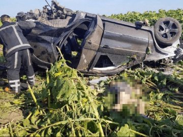 На Волині легковик зіткнувся з вантажівкою, водія прооперували