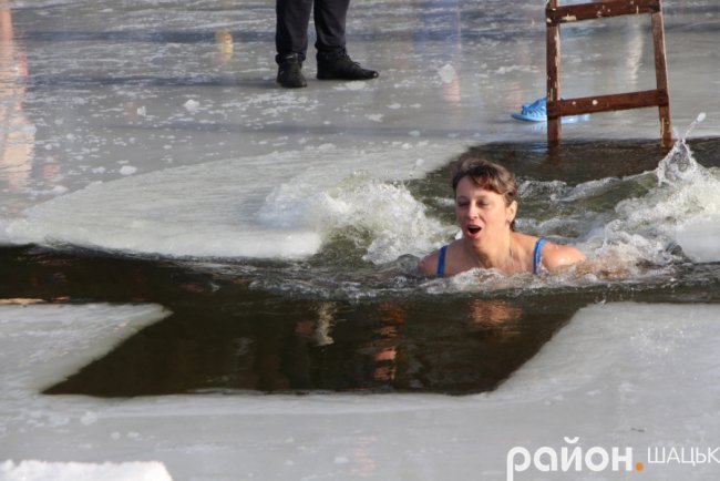 Поліцейські, депутати і підприємці: хто у крижану купіль волинського озера пірнав. ФОТО
