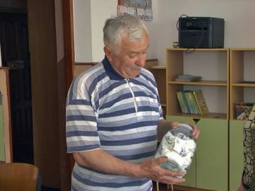 Волинянин зберігає вишиванку друга у скляній банці. ВІДЕО