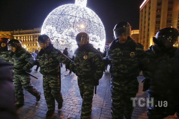 Московські мітингувальники лишились на ніч у «ялинковій кулі». ФОТО. ОНОВЛЕНО