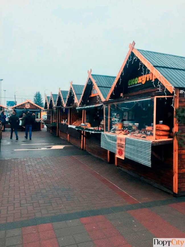 Святкові фотозони, глінтвейн і смаколики: поруч з ТРЦ «ПортCity» – новорічний ярмарок*