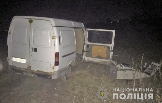 У Луцьку четверо іноземців викрали з банку платіжний термінал. ФОТО