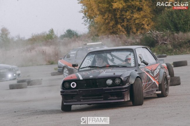 Під Луцьком влаштували екстремальні автогонки. ФОТО 
