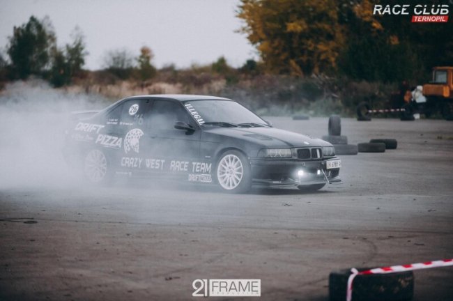 Під Луцьком влаштували екстремальні автогонки. ФОТО 
