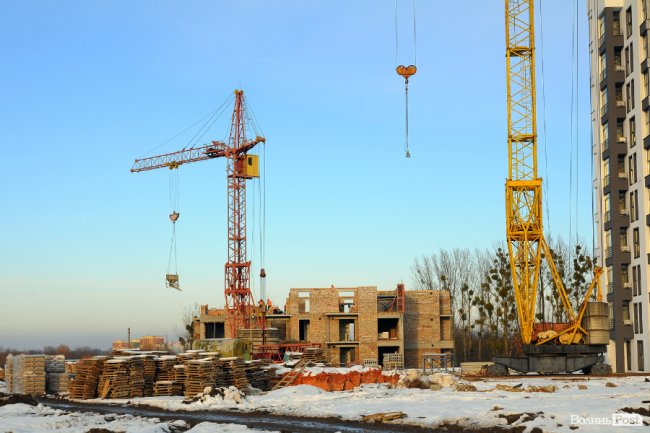 На четвертому будинку  закінчують цегляну кладку 3 поверху