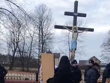 На Волині мати загиблого військового, яка подарувала ікони храму МП, забрала їх після переходу парафії в ПЦУ