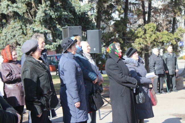  Квіти біля пам’ятника і хвилина мовчання: лучани вшанували Тараса Шевченка. ФОТО