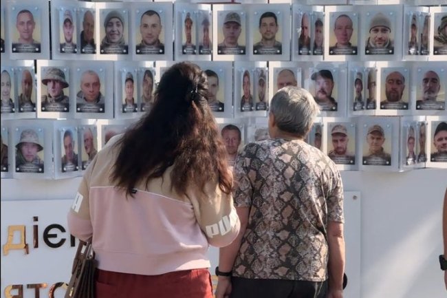 «Місто має знати людей, доля яких наразі не відома»: лучанка - про фотостенд зниклих і полонених