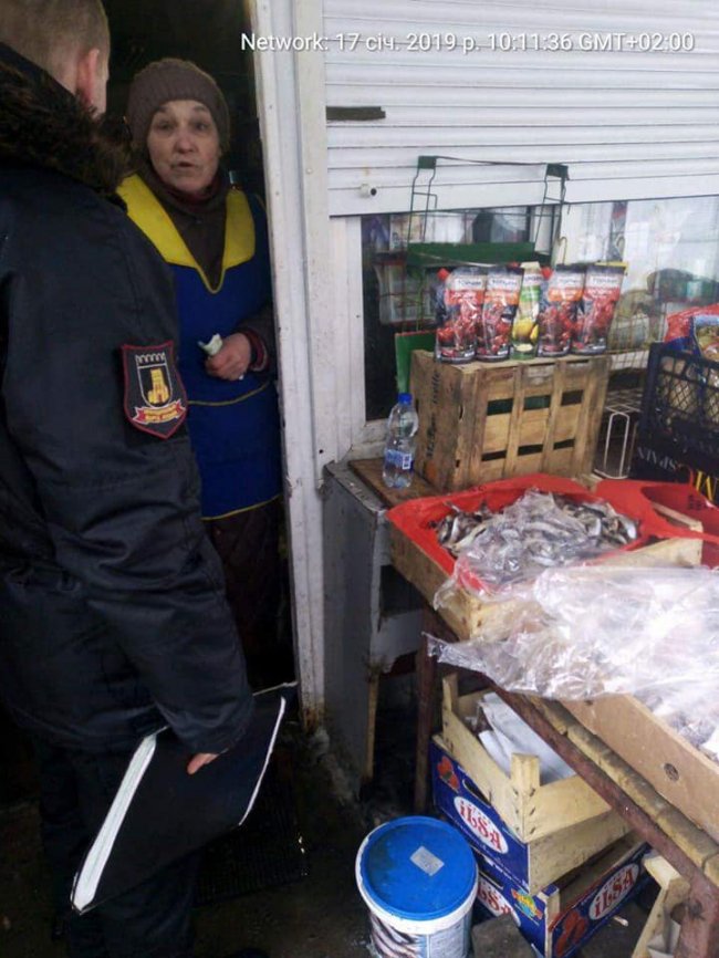 У Луцьку продавця сурогату викрила черга з підозрілих чоловіків